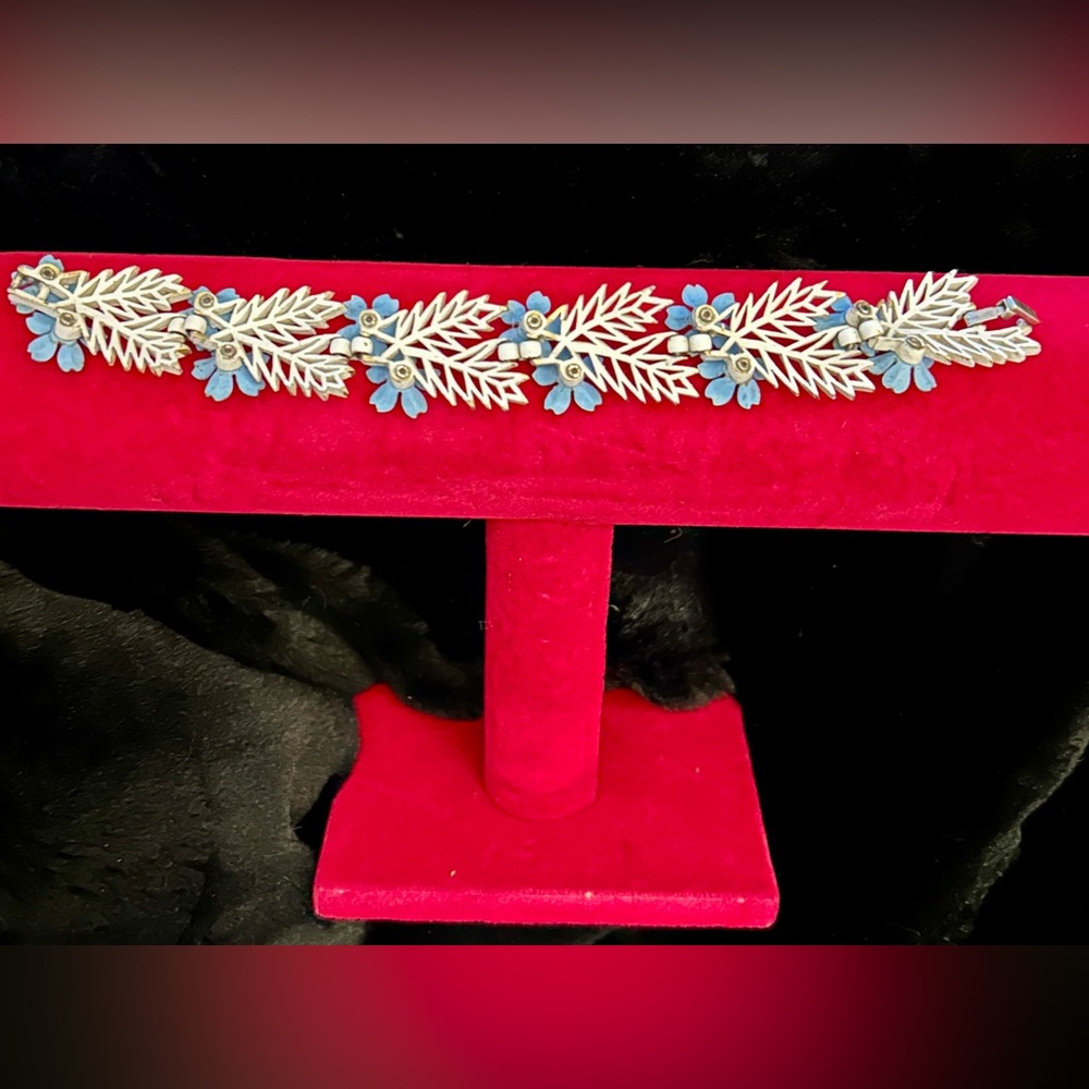 RARE 1958 CROWN TRIFARI WHITE &
BLUE ENAMEL RHINESTONE
'FLOWERING FERN' BRACELET - Picture 5 of 13